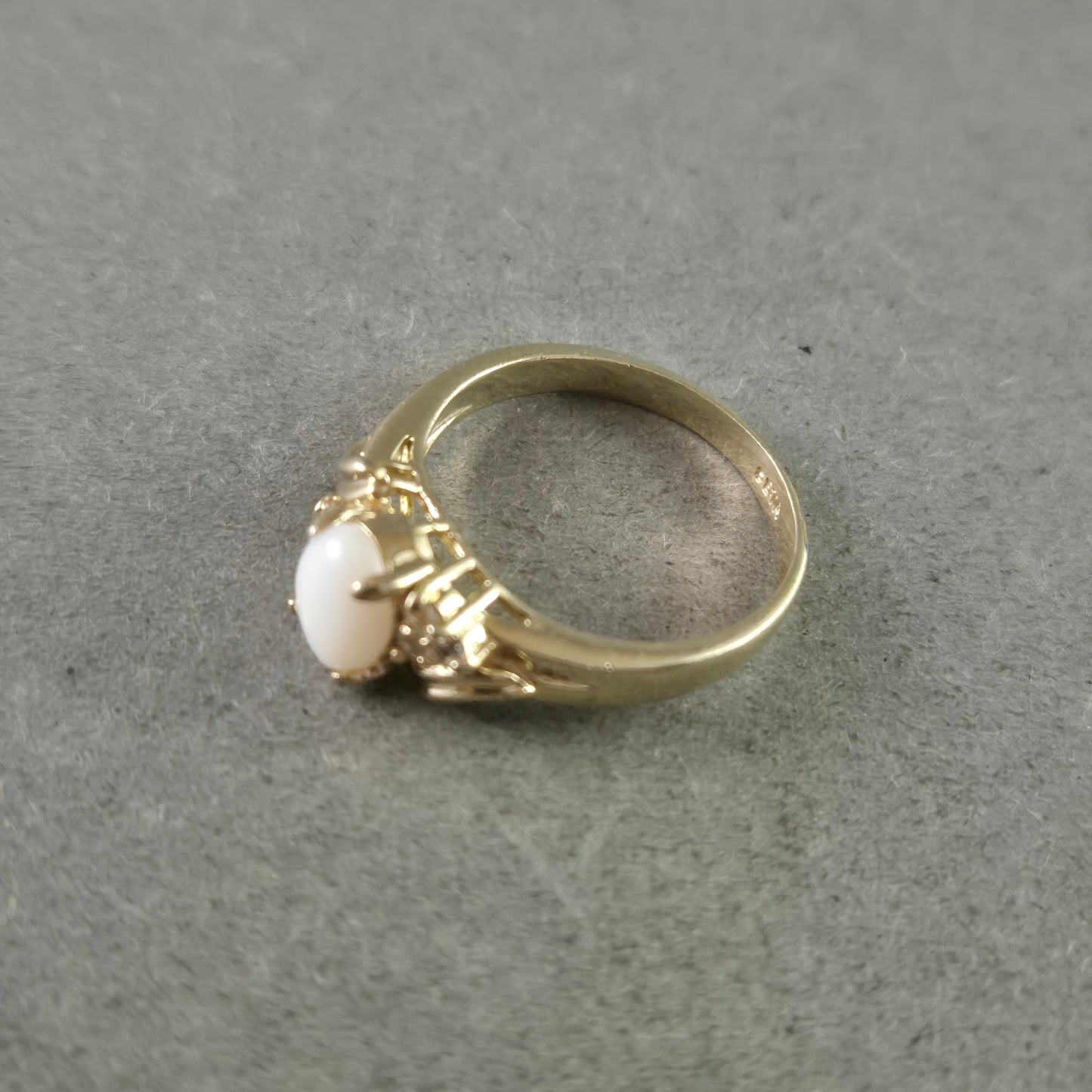Eleganter Goldring mit weißem Stein – klassisches Design