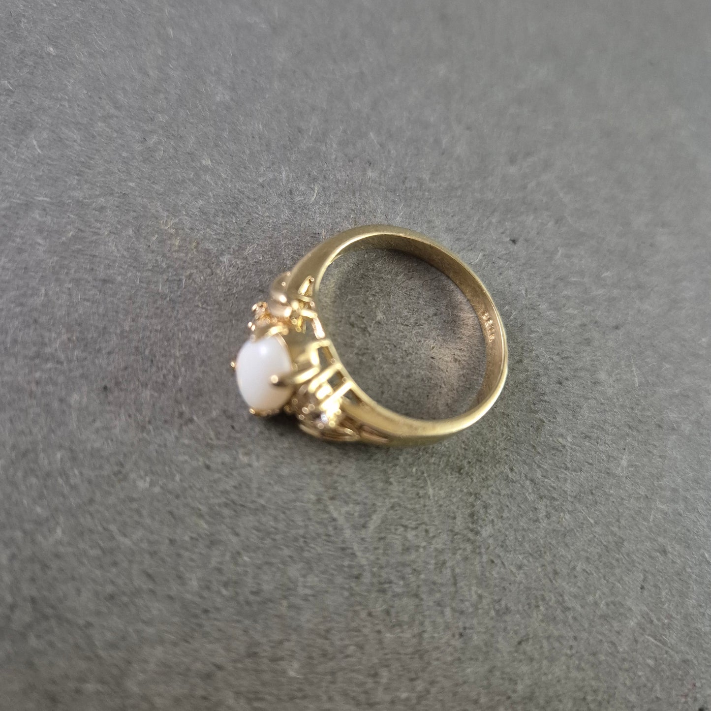 Eleganter Goldring mit weißem Stein – klassisches Design