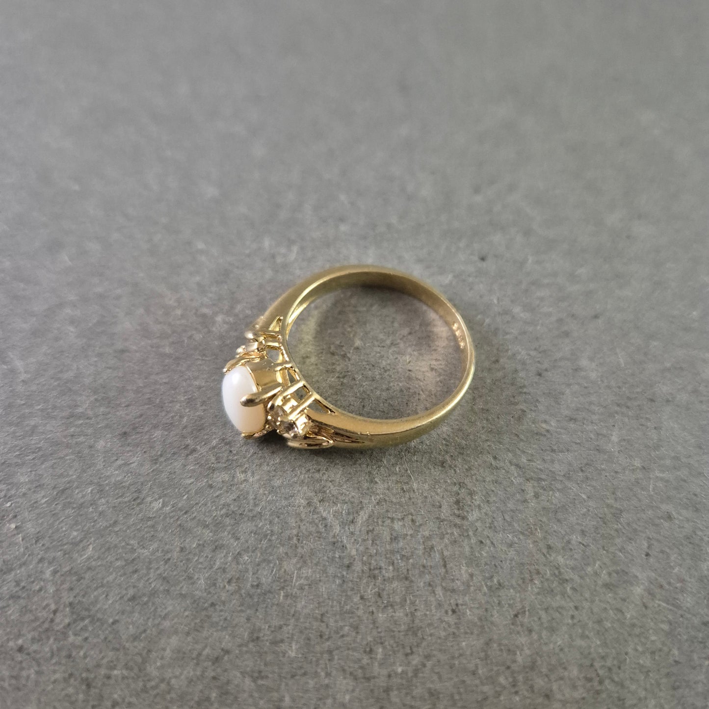 Eleganter Goldring mit weißem Stein – klassisches Design