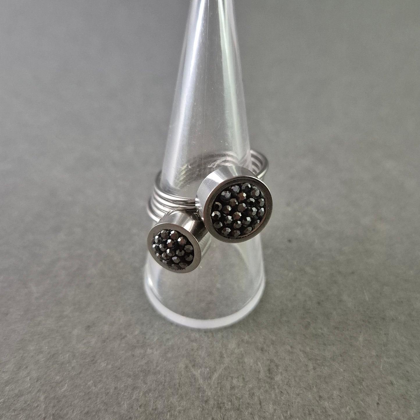 Moderner Edelstahlring mit schwarzen Kristallen – verstellbar