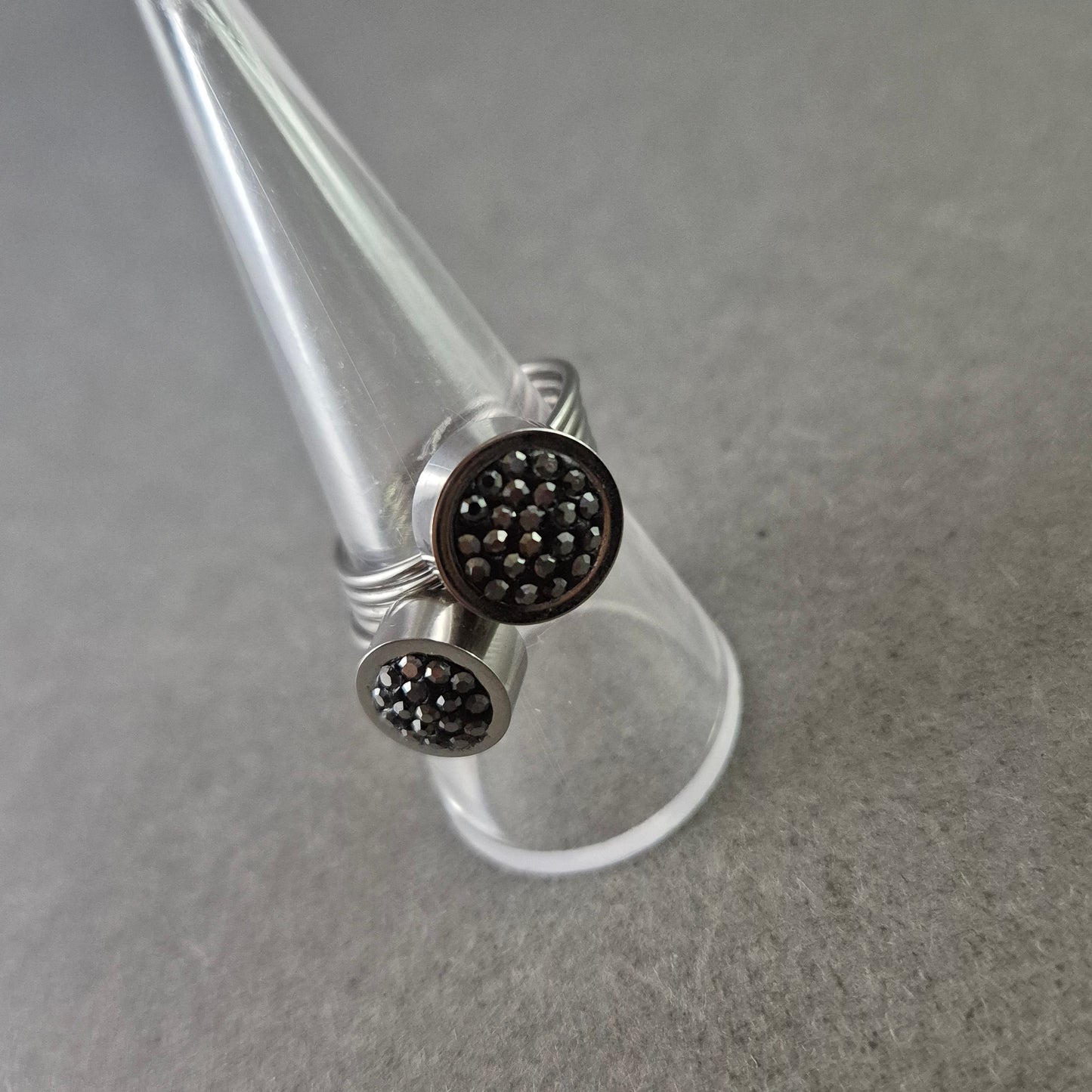 Moderner Edelstahlring mit schwarzen Kristallen – verstellbar