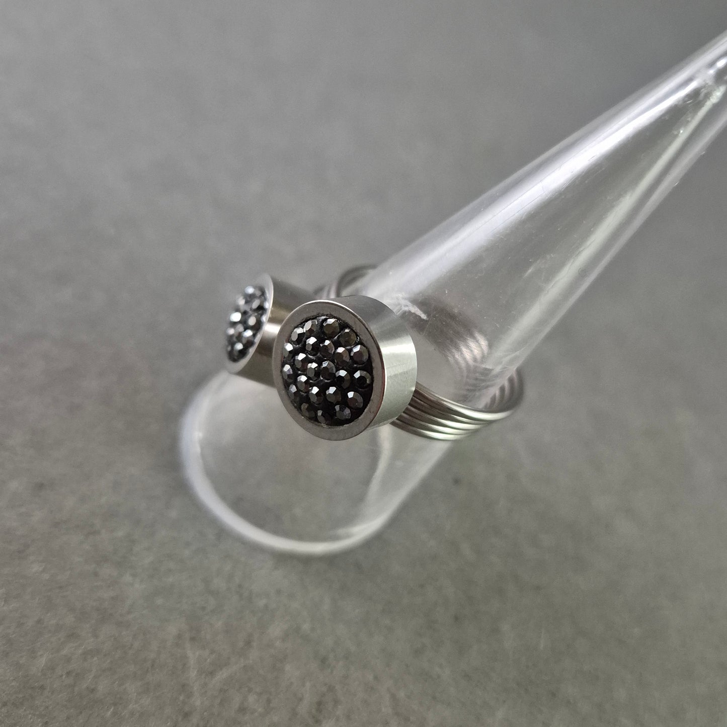 Moderner Edelstahlring mit schwarzen Kristallen – verstellbar