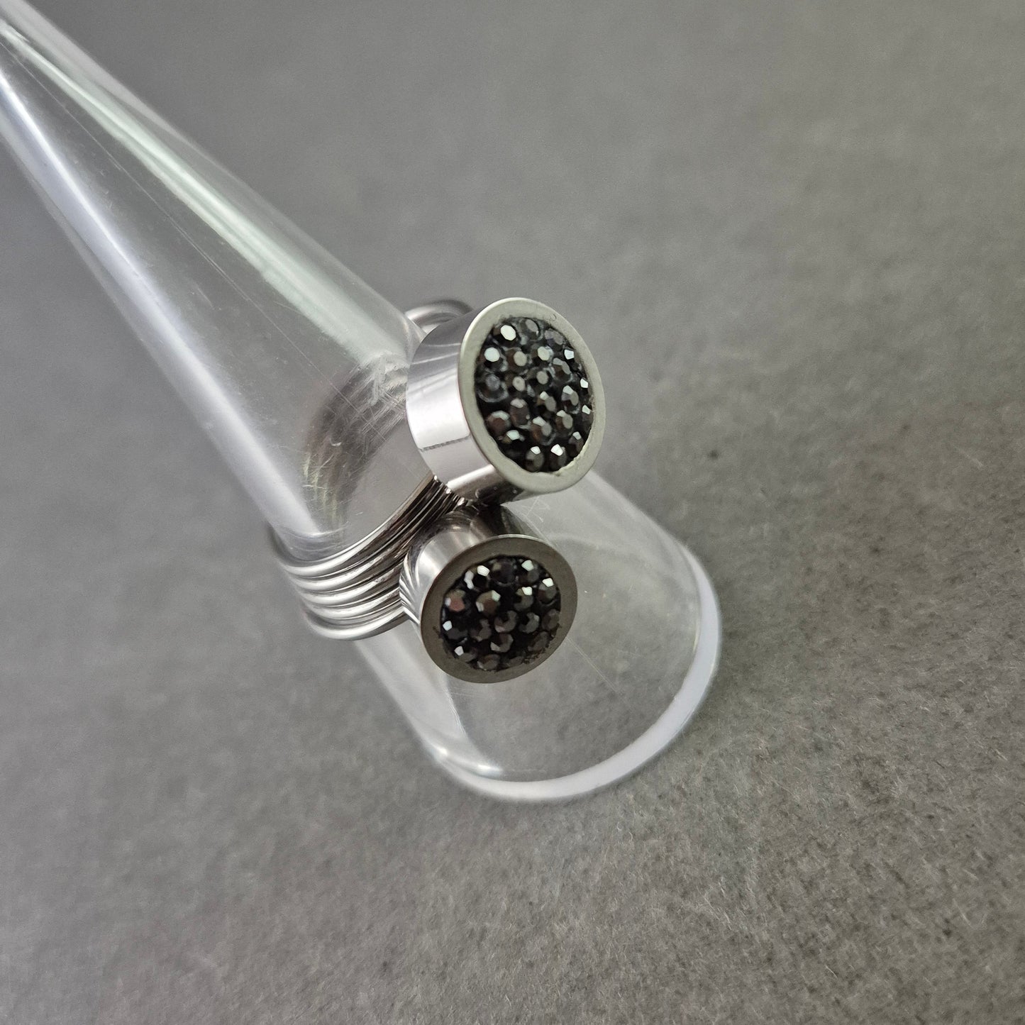 Moderner Edelstahlring mit schwarzen Kristallen – verstellbar