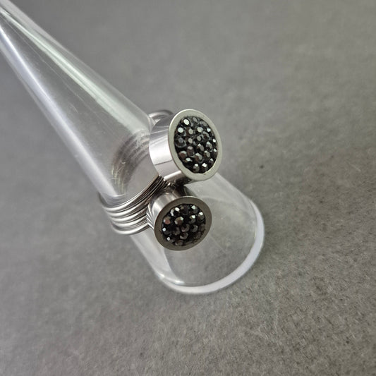 Moderner Edelstahlring mit schwarzen Kristallen – verstellbar