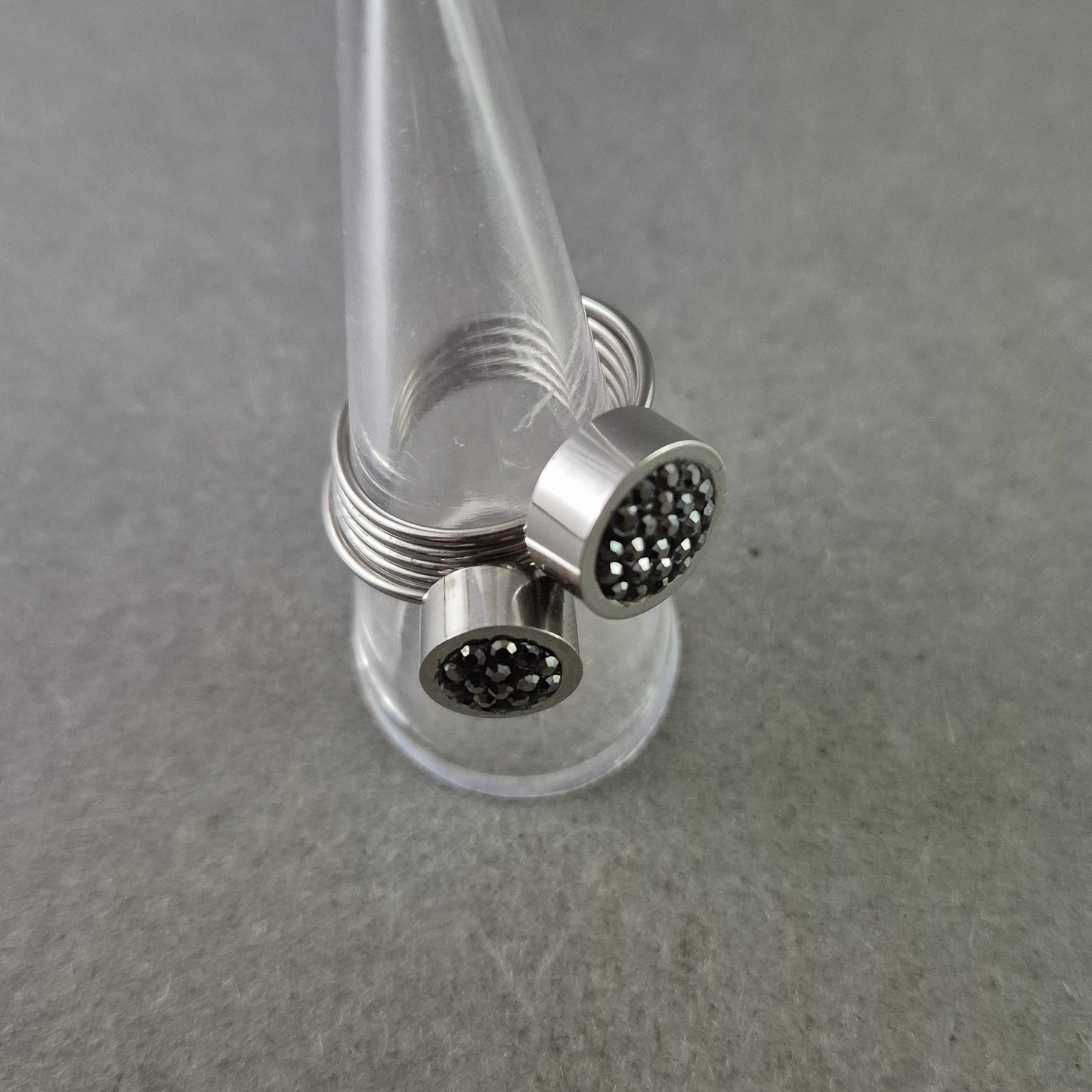 Moderner Edelstahlring mit schwarzen Kristallen – verstellbar