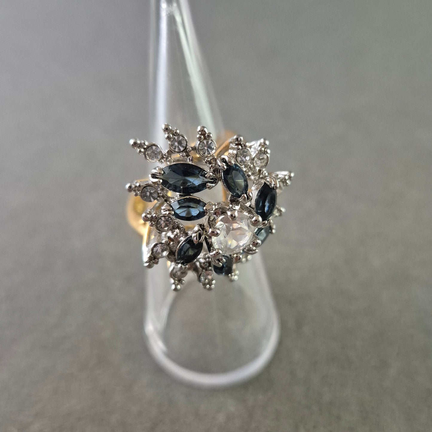 Eleganter Cocktailring mit blauen und klaren Kristallen – Goldton