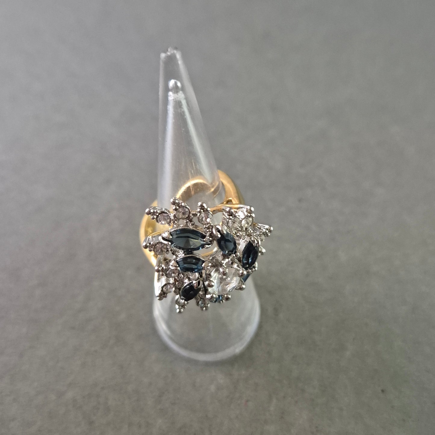 Eleganter Cocktailring mit blauen und klaren Kristallen – Goldton