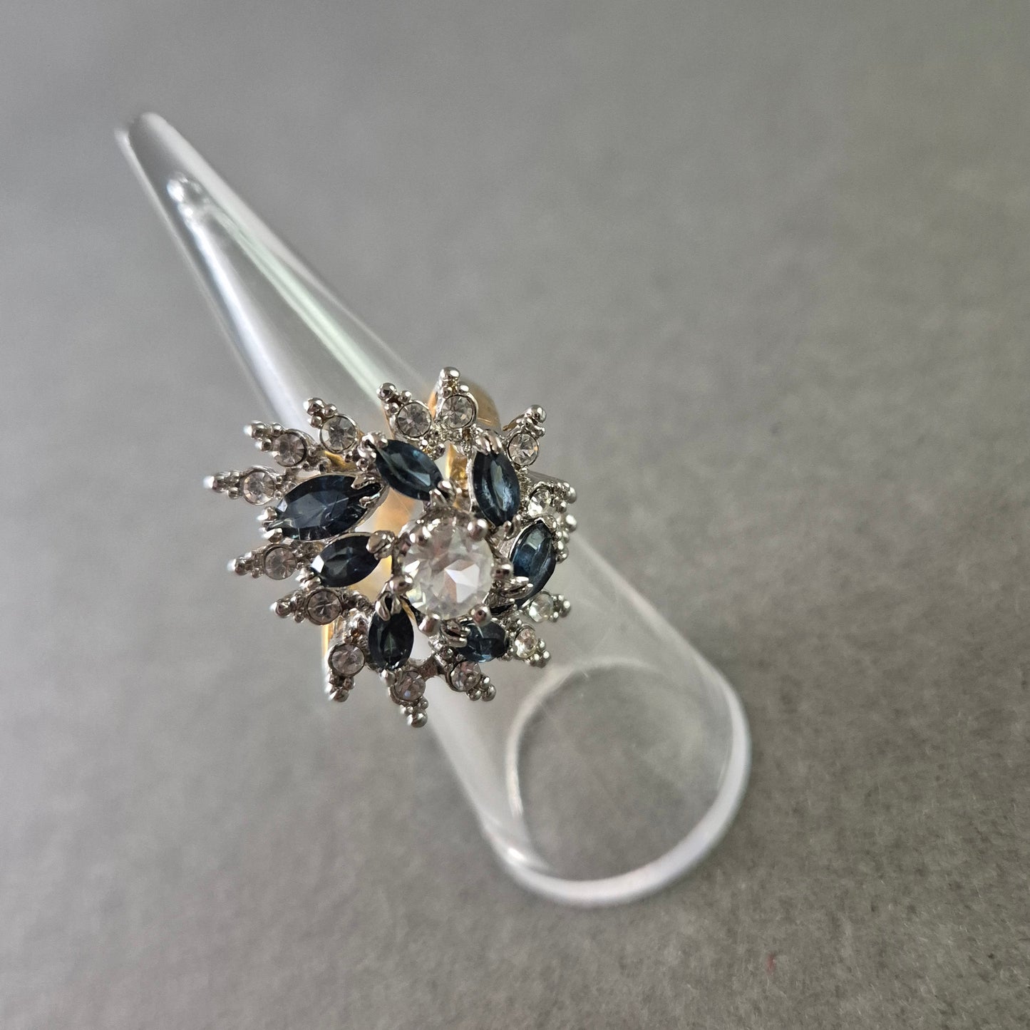 Eleganter Cocktailring mit blauen und klaren Kristallen – Goldton