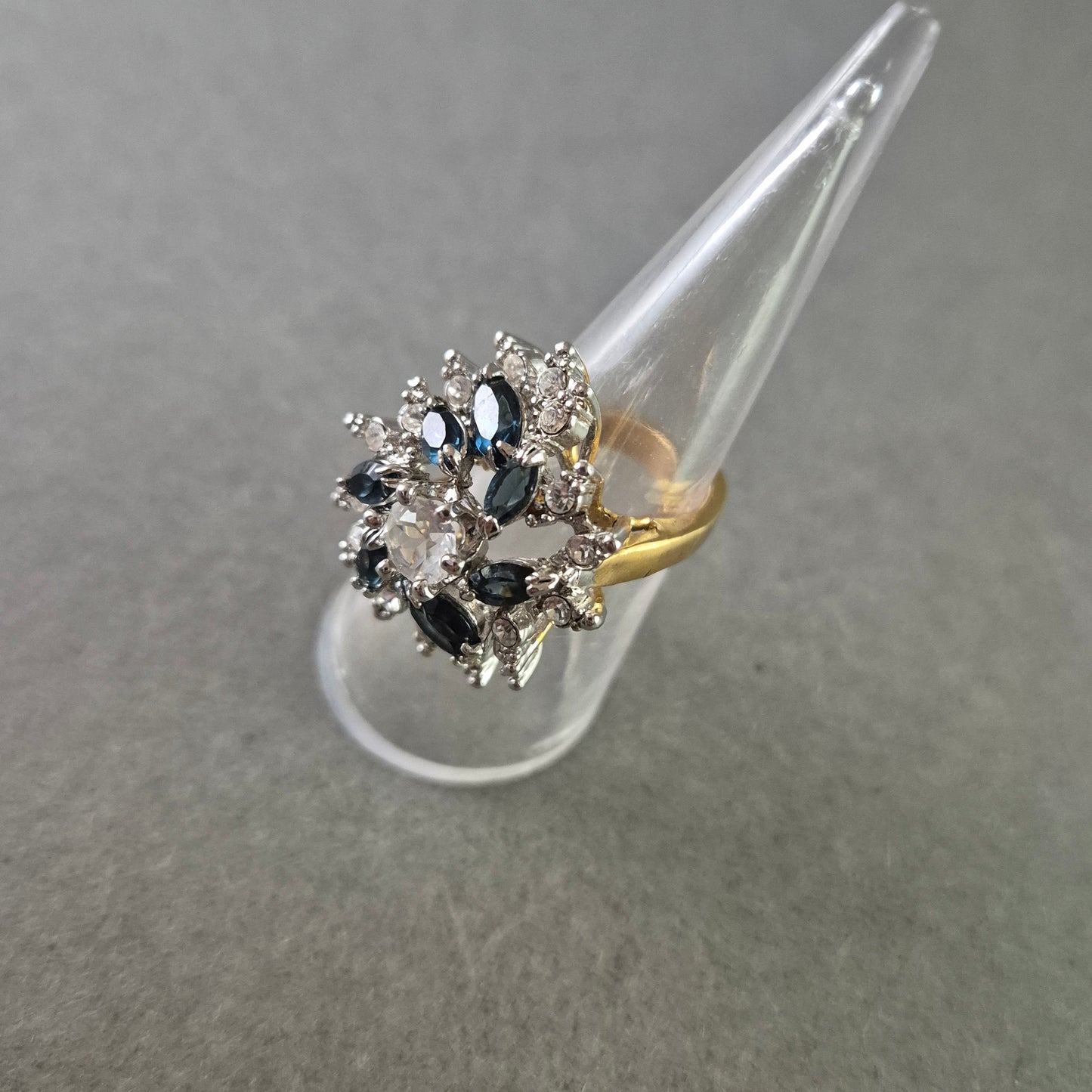 Eleganter Cocktailring mit blauen und klaren Kristallen – Goldton