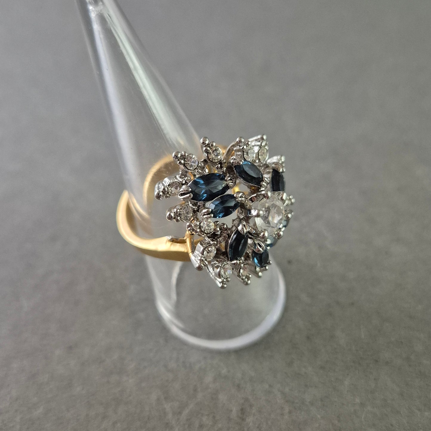 Eleganter Cocktailring mit blauen und klaren Kristallen – Goldton