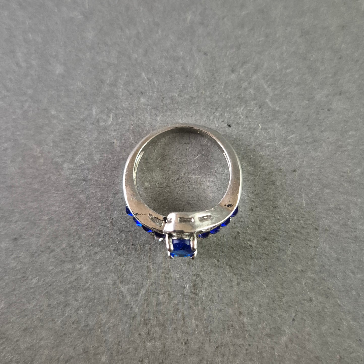 Eleganter Silberring mit blauem Stein und Kristallakzenten