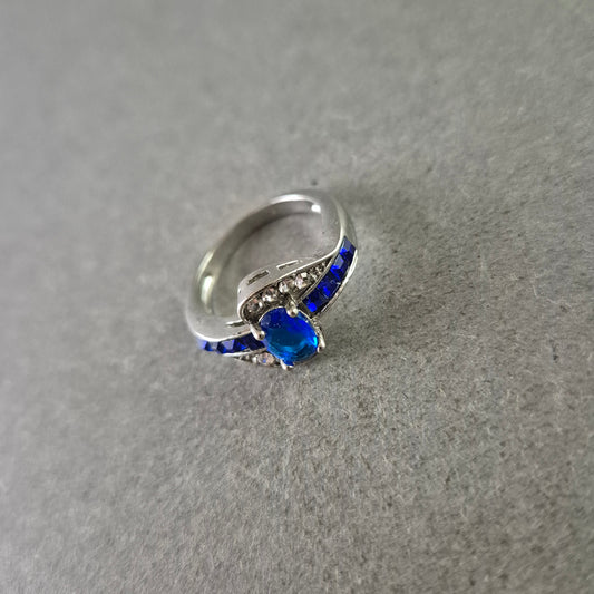 Eleganter Silberring mit blauem Stein und Kristallakzenten