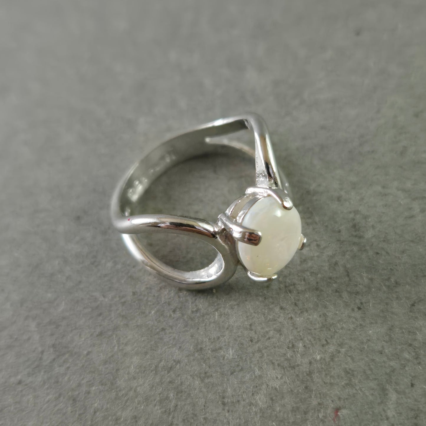 Eleganter Damen Ring mit weißem Cabochonstein – Stilvolles Design in Silberoptik