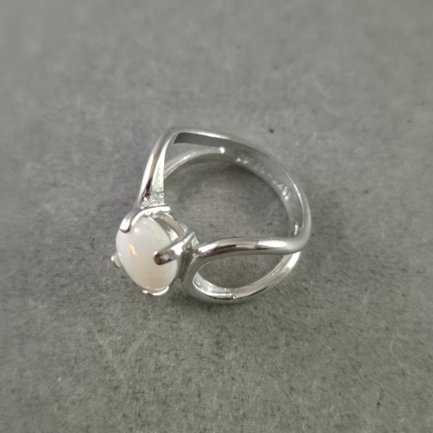 Eleganter Damen Ring mit weißem Cabochonstein – Stilvolles Design in Silberoptik