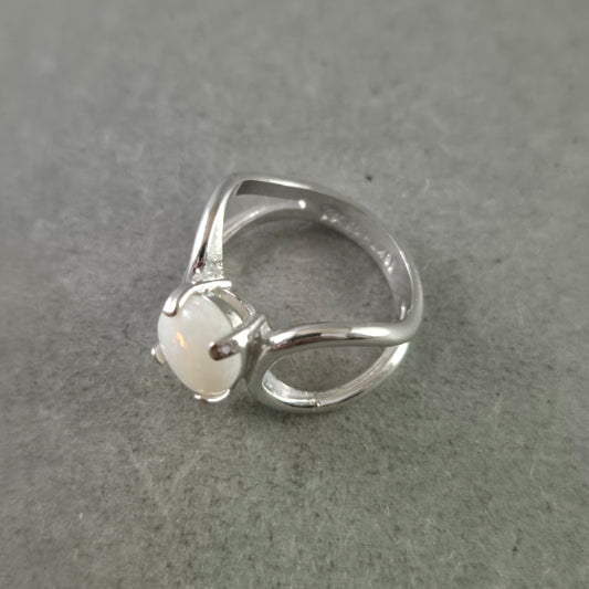 Eleganter Damen Ring mit weißem Cabochonstein – Stilvolles Design in Silberoptik