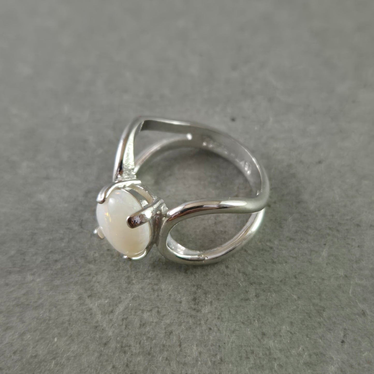 Eleganter Damen Ring mit weißem Cabochonstein – Stilvolles Design in Silberoptik