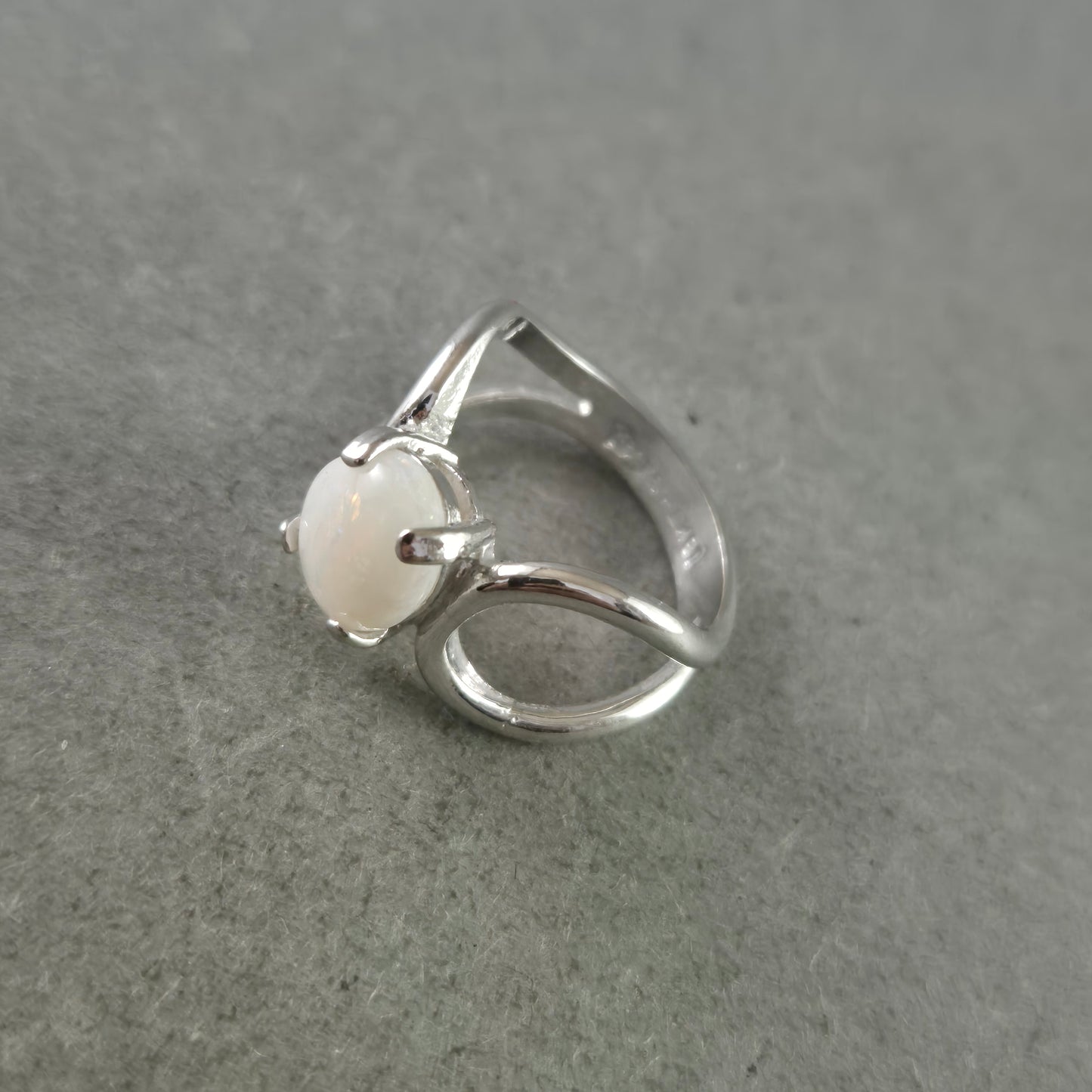 Eleganter Damen Ring mit weißem Cabochonstein – Stilvolles Design in Silberoptik