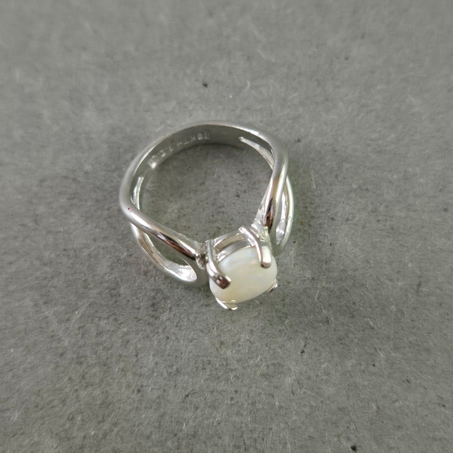 Eleganter Damen Ring mit weißem Cabochonstein – Stilvolles Design in Silberoptik