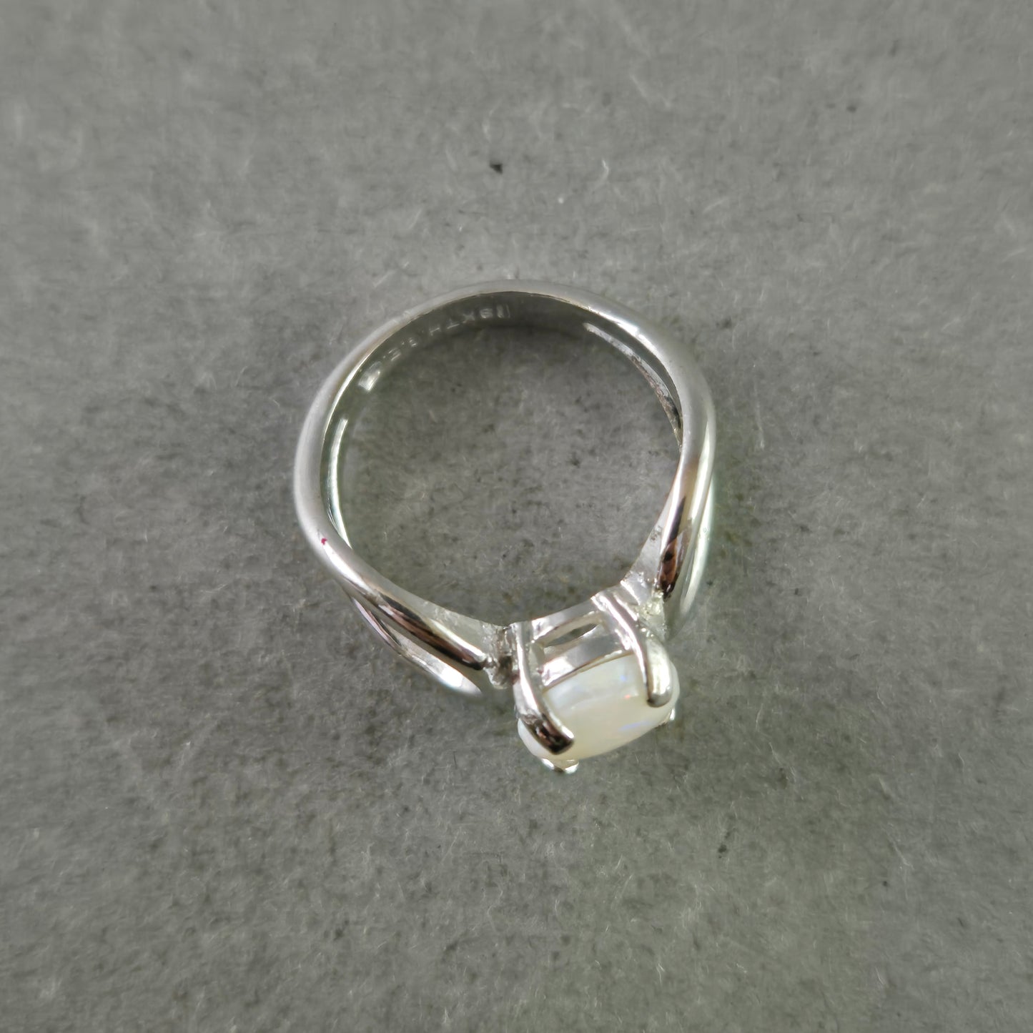 Eleganter Damen Ring mit weißem Cabochonstein – Stilvolles Design in Silberoptik