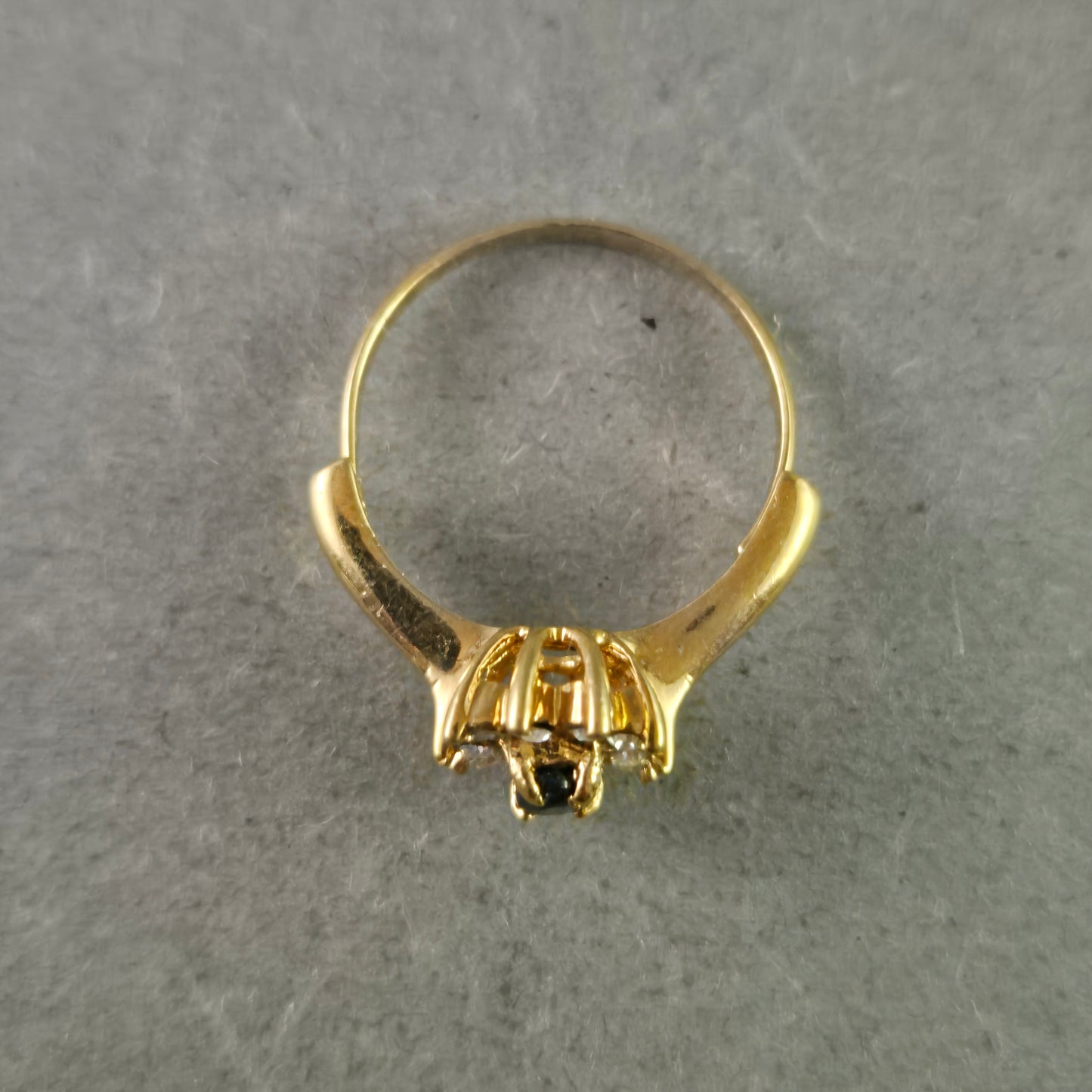 Eleganter Damen Ring in Goldoptik – Dunkler Stein mit Zirkonia-Kranz