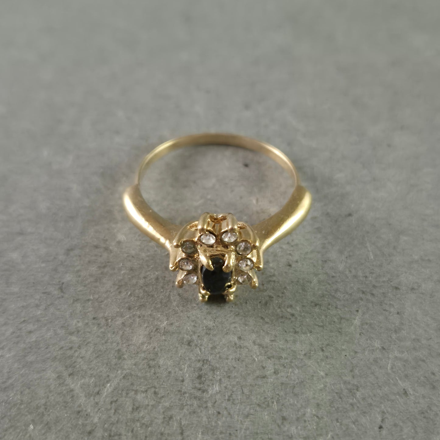 Eleganter Damen Ring in Goldoptik – Dunkler Stein mit Zirkonia-Kranz