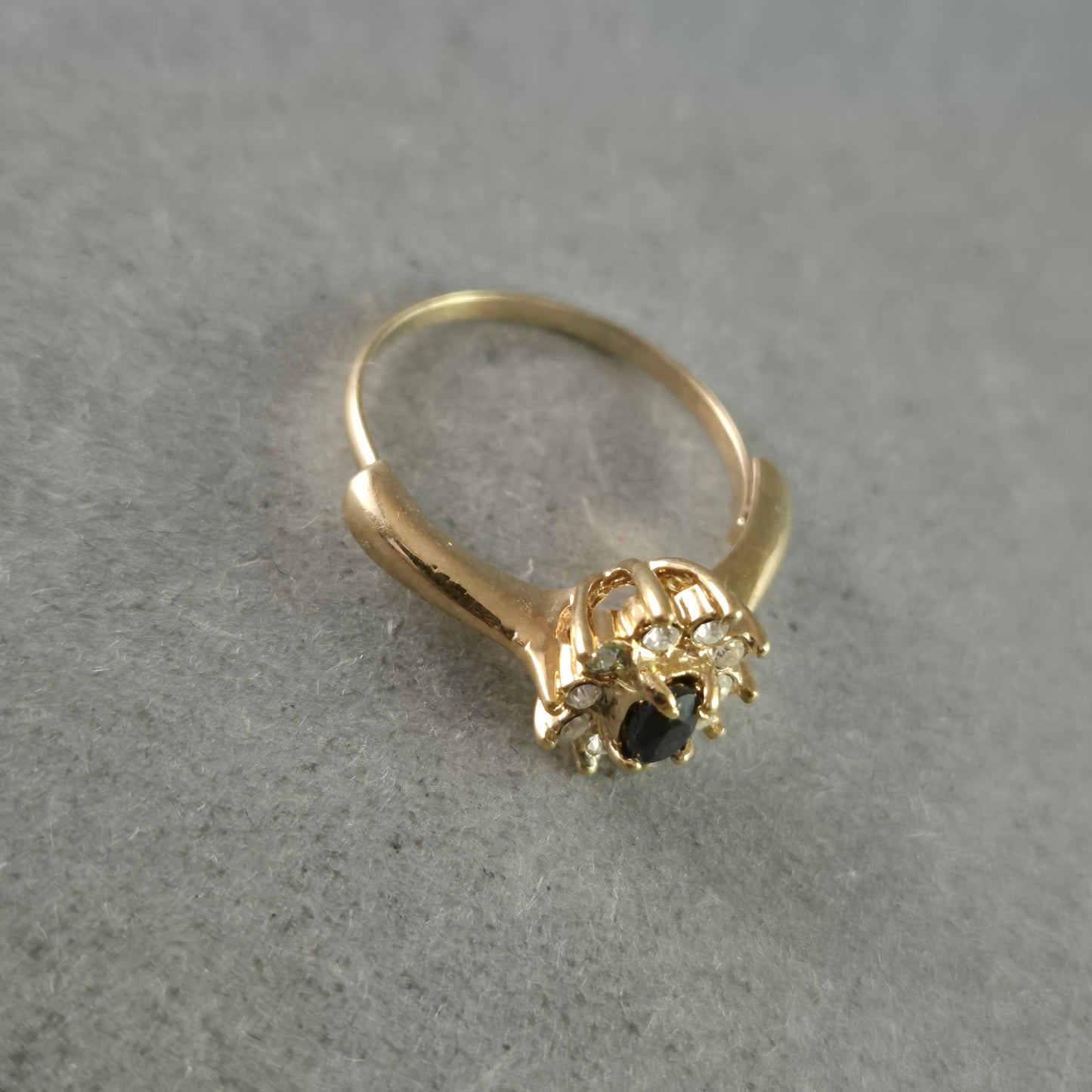 Eleganter Damen Ring in Goldoptik – Dunkler Stein mit Zirkonia-Kranz