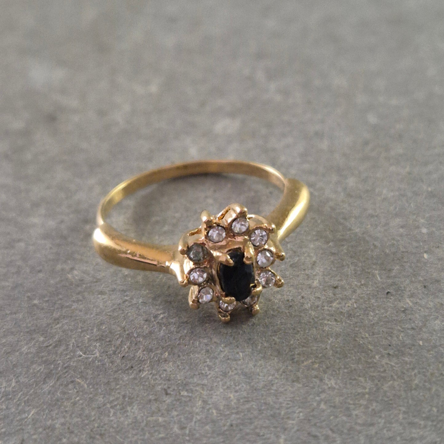 Eleganter Damen Ring in Goldoptik – Dunkler Stein mit Zirkonia-Kranz