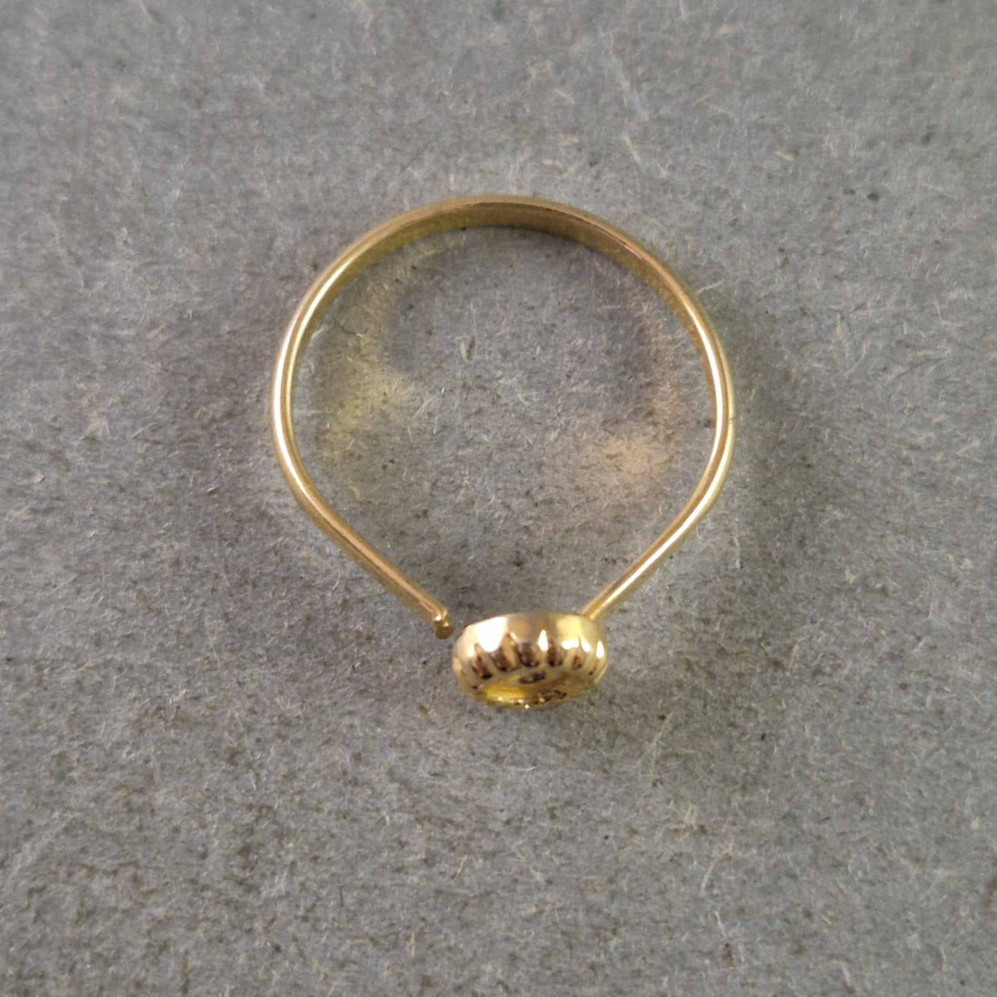 Zarter Damen Ring in Goldoptik – Florales Design mit feinem Mittelstein