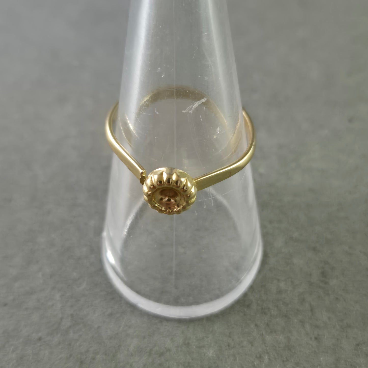 Zarter Damen Ring in Goldoptik – Florales Design mit feinem Mittelstein