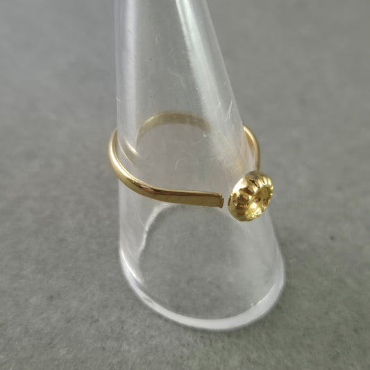 Zarter Damen Ring in Goldoptik – Florales Design mit feinem Mittelstein