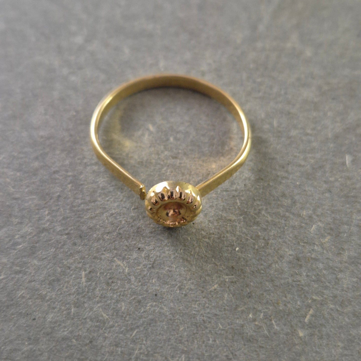 Zarter Damen Ring in Goldoptik – Florales Design mit feinem Mittelstein