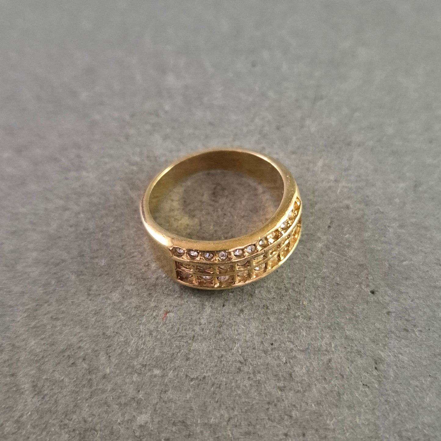 Breiter Damen Ring in Goldoptik – Glitzernde Strasssteinreihen