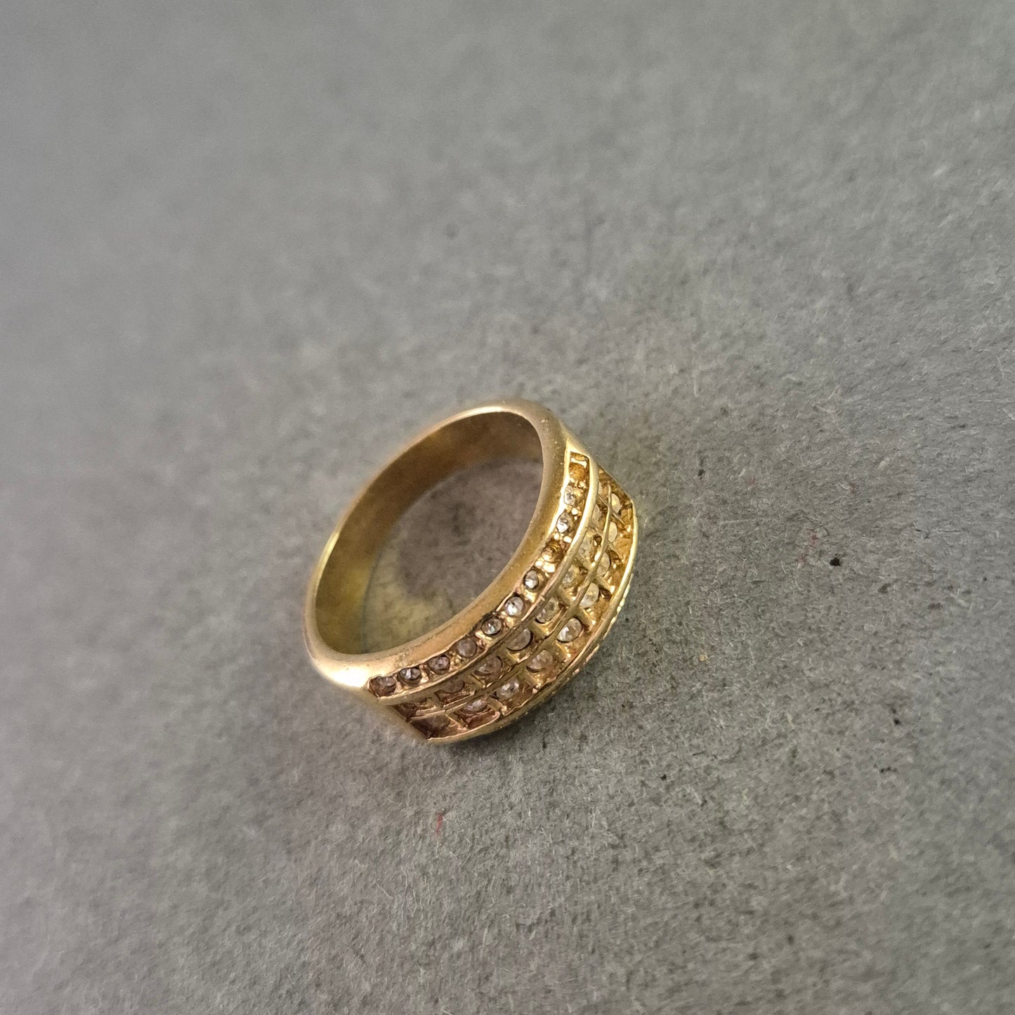 Breiter Damen Ring in Goldoptik – Glitzernde Strasssteinreihen