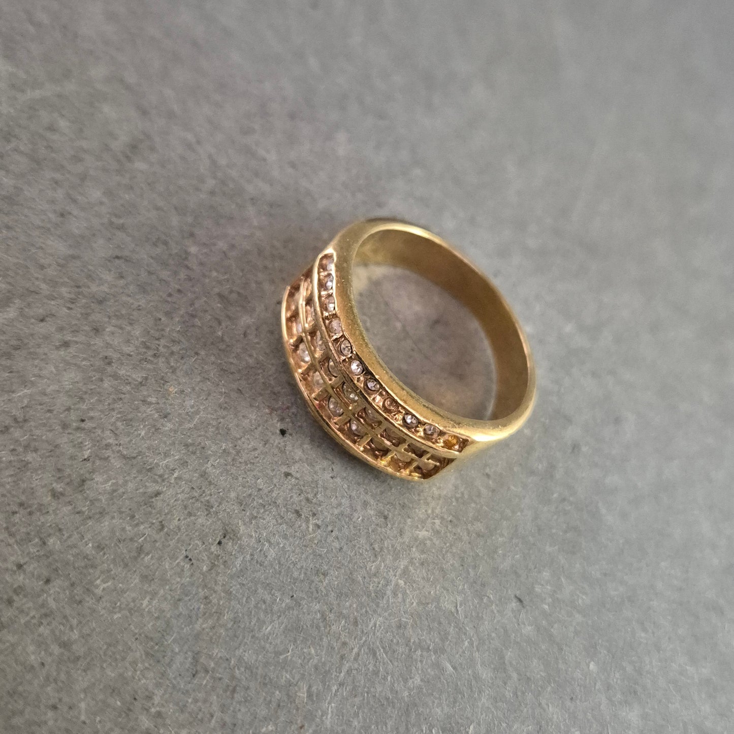 Breiter Damen Ring in Goldoptik – Glitzernde Strasssteinreihen