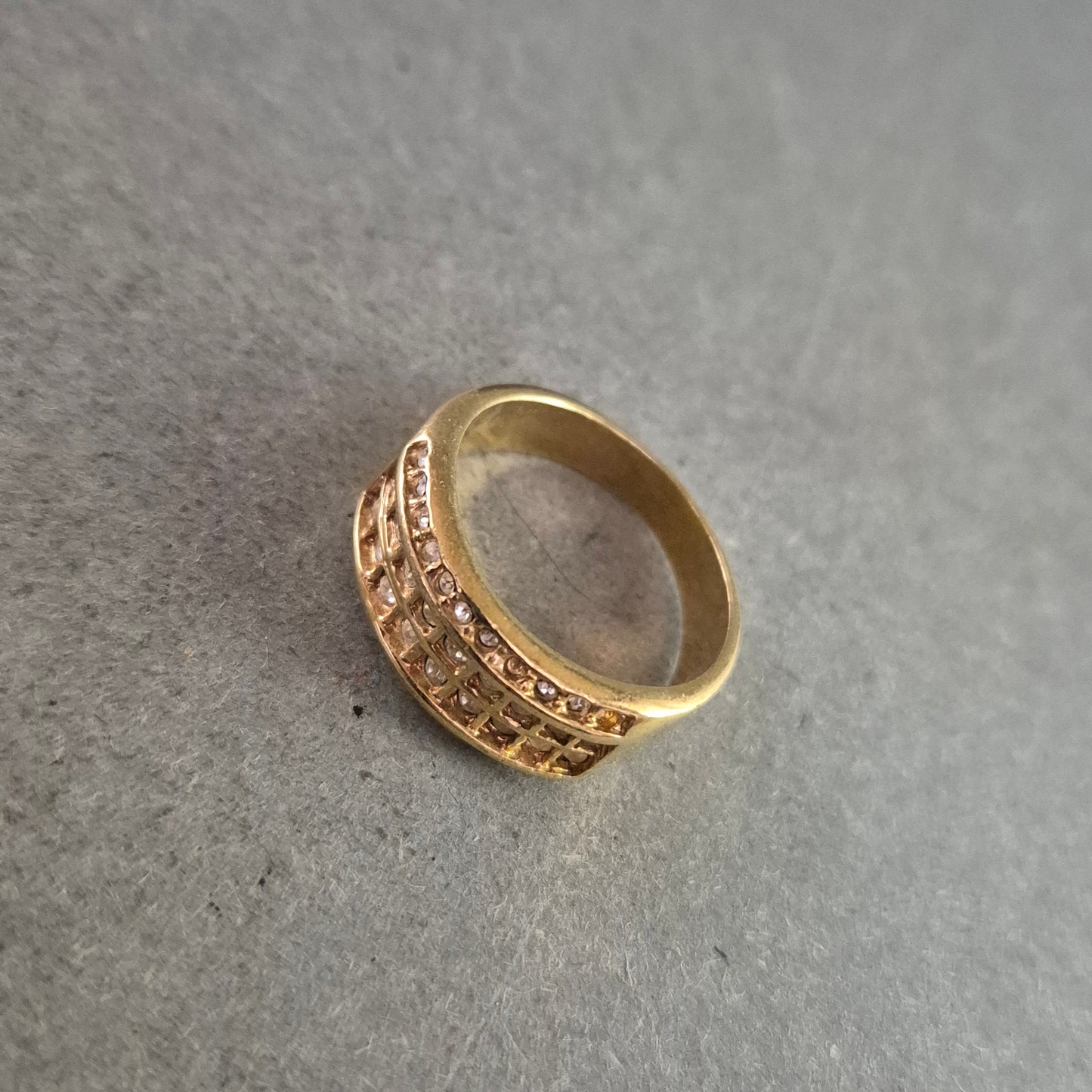 Breiter Damen Ring in Goldoptik – Glitzernde Strasssteinreihen