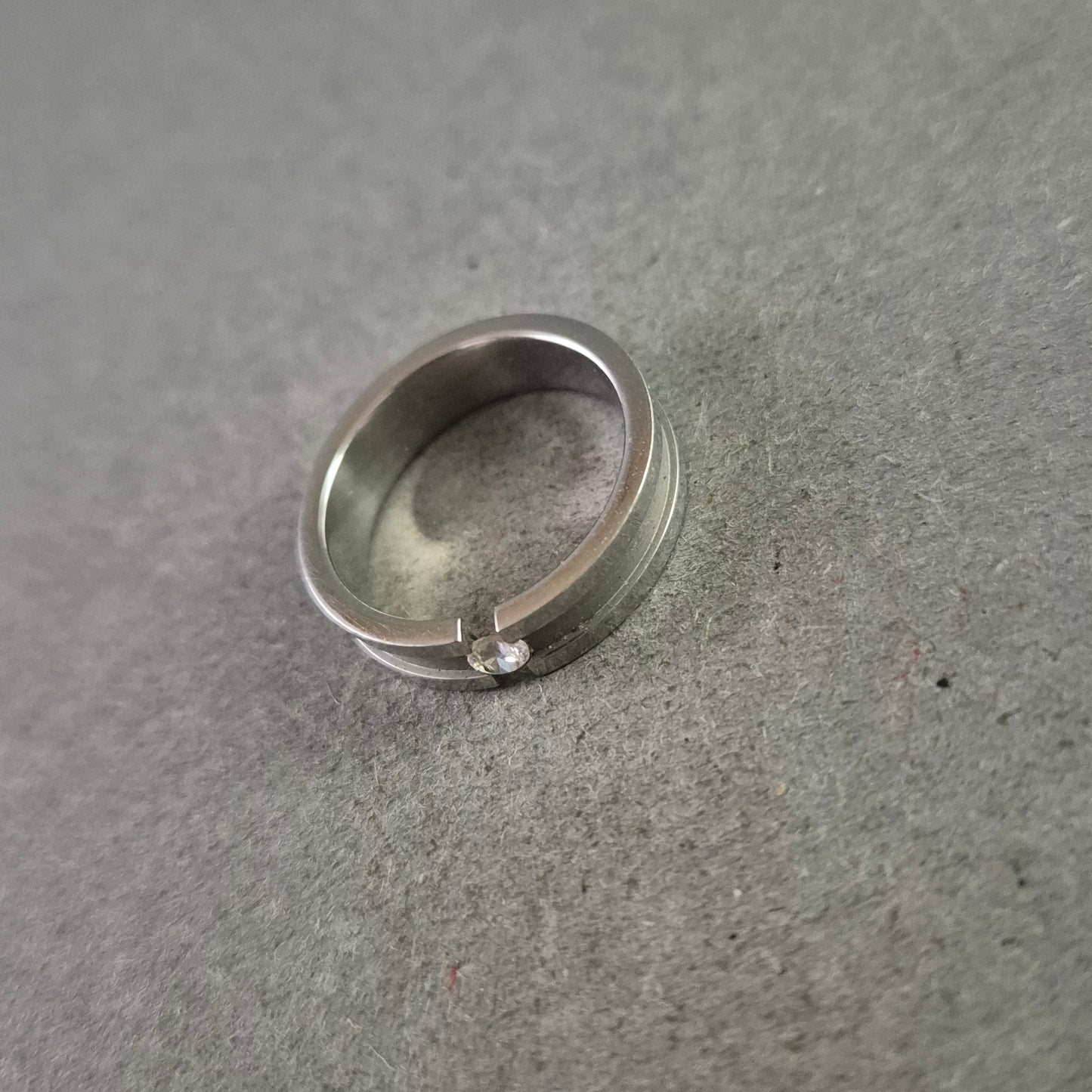 Moderner Edelstahl Damen Ring – Minimalistisch mit Zirkonia-Stein