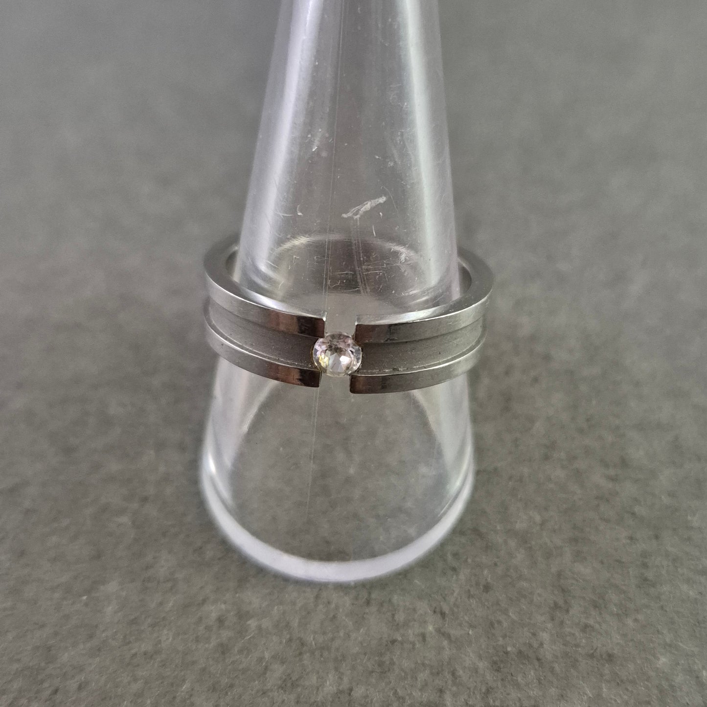 Moderner Edelstahl Damen Ring – Minimalistisch mit Zirkonia-Stein