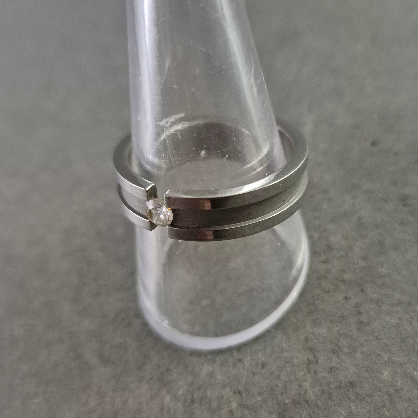 Moderner Edelstahl Damen Ring – Minimalistisch mit Zirkonia-Stein