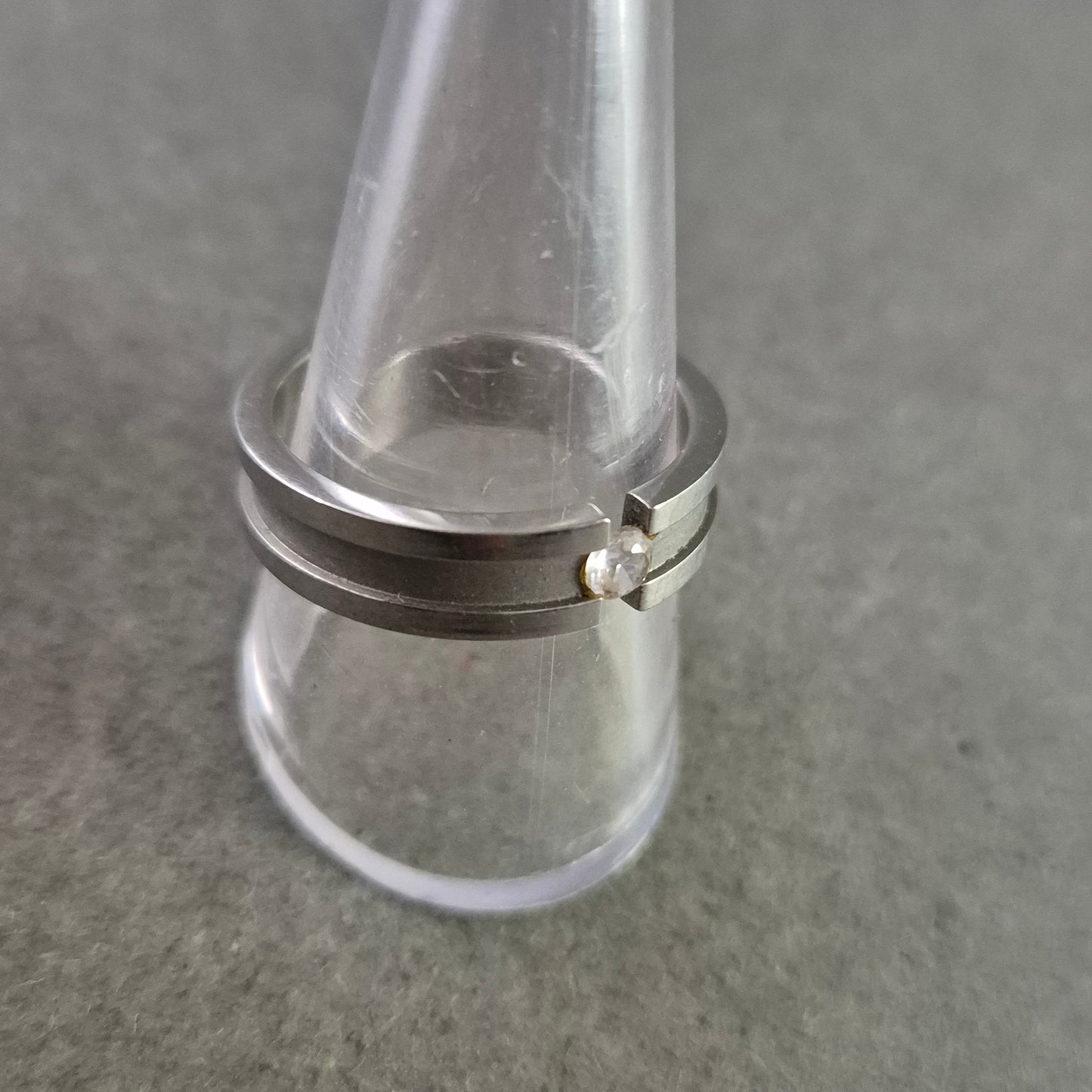 Moderner Edelstahl Damen Ring – Minimalistisch mit Zirkonia-Stein