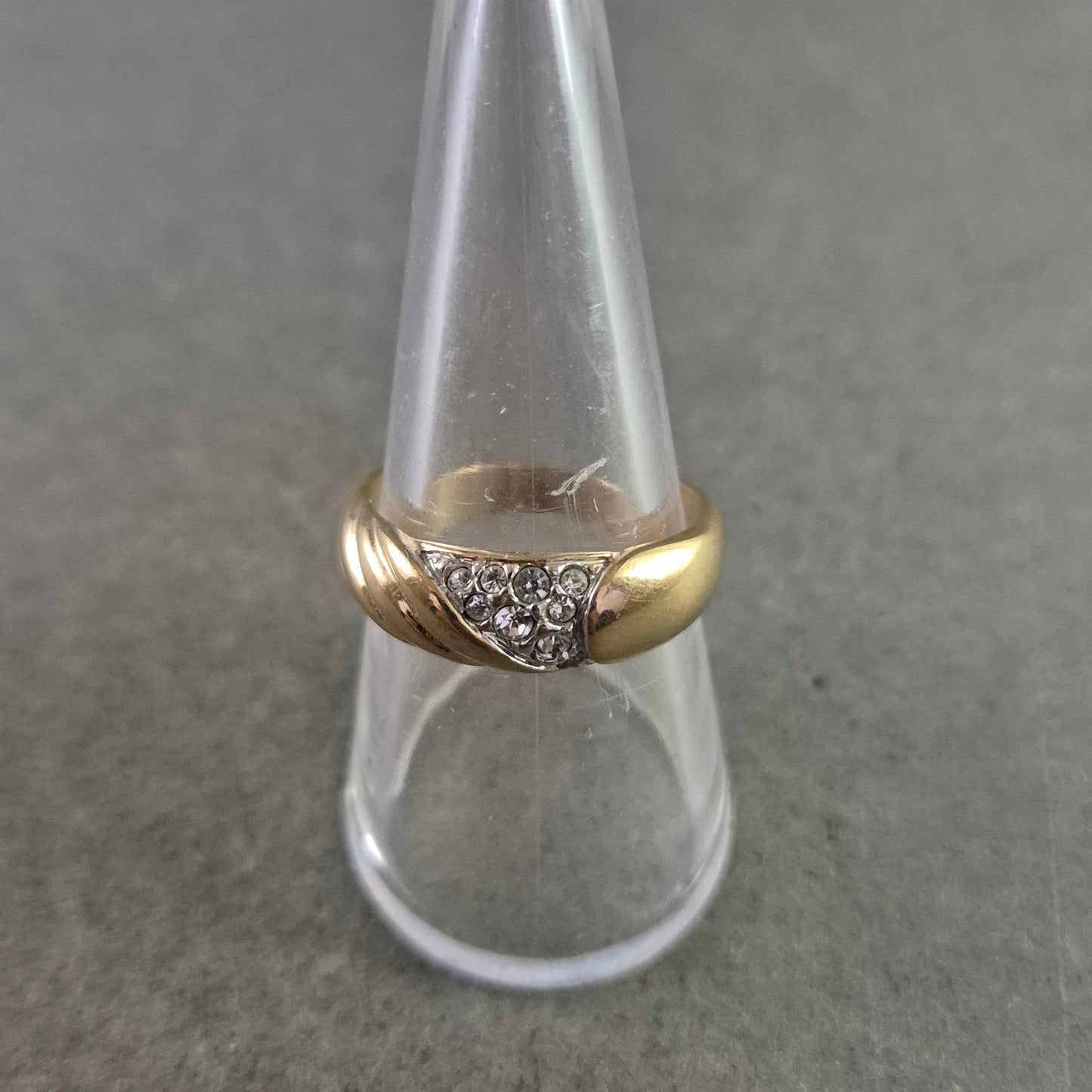 Eleganter Damen Ring in Goldoptik – Strassbesetzte Akzentfläche