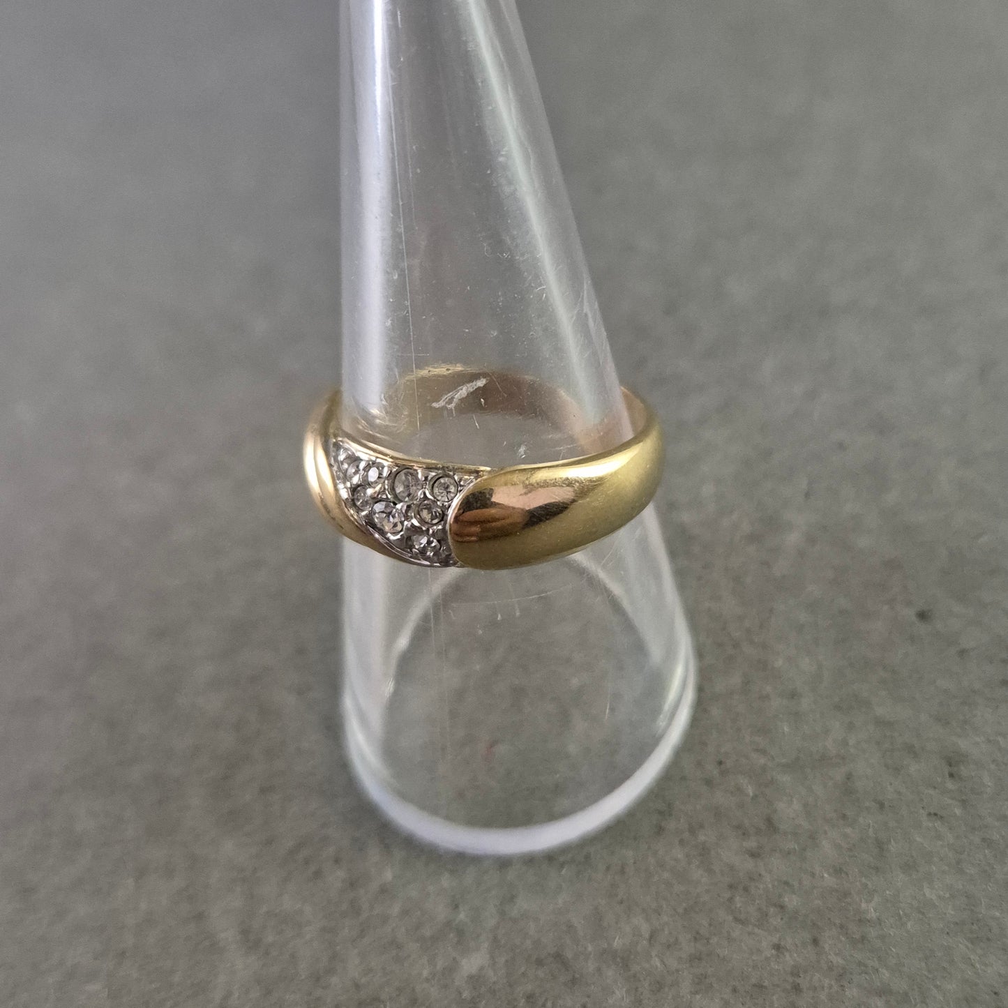 Eleganter Damen Ring in Goldoptik – Strassbesetzte Akzentfläche