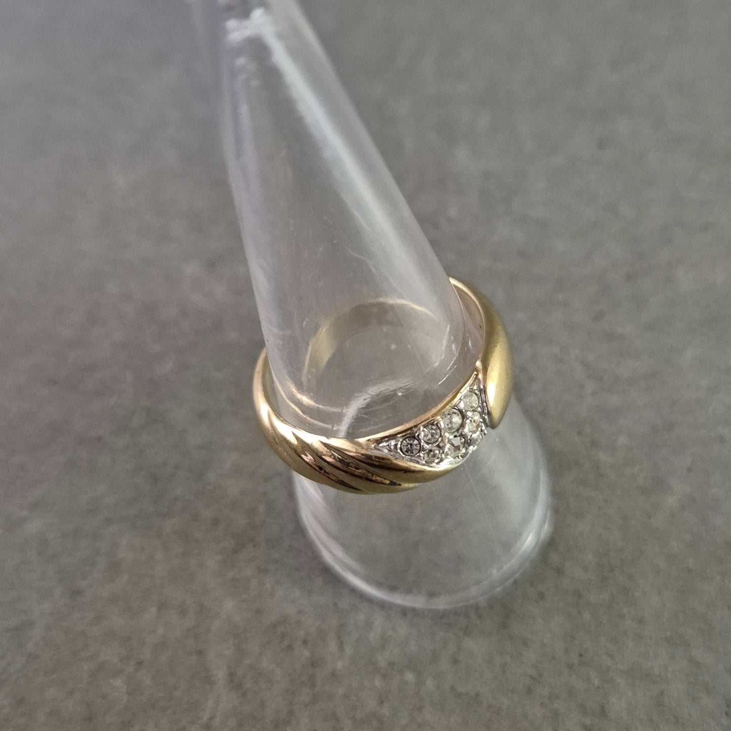 Eleganter Damen Ring in Goldoptik – Strassbesetzte Akzentfläche