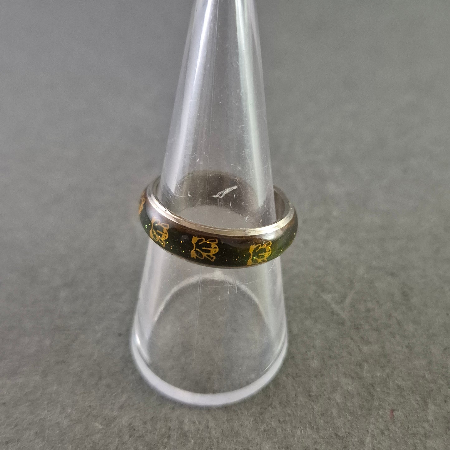 Besonderer Edelstahl Damen Ring – Schwarze Emaille mit goldener Verzierung