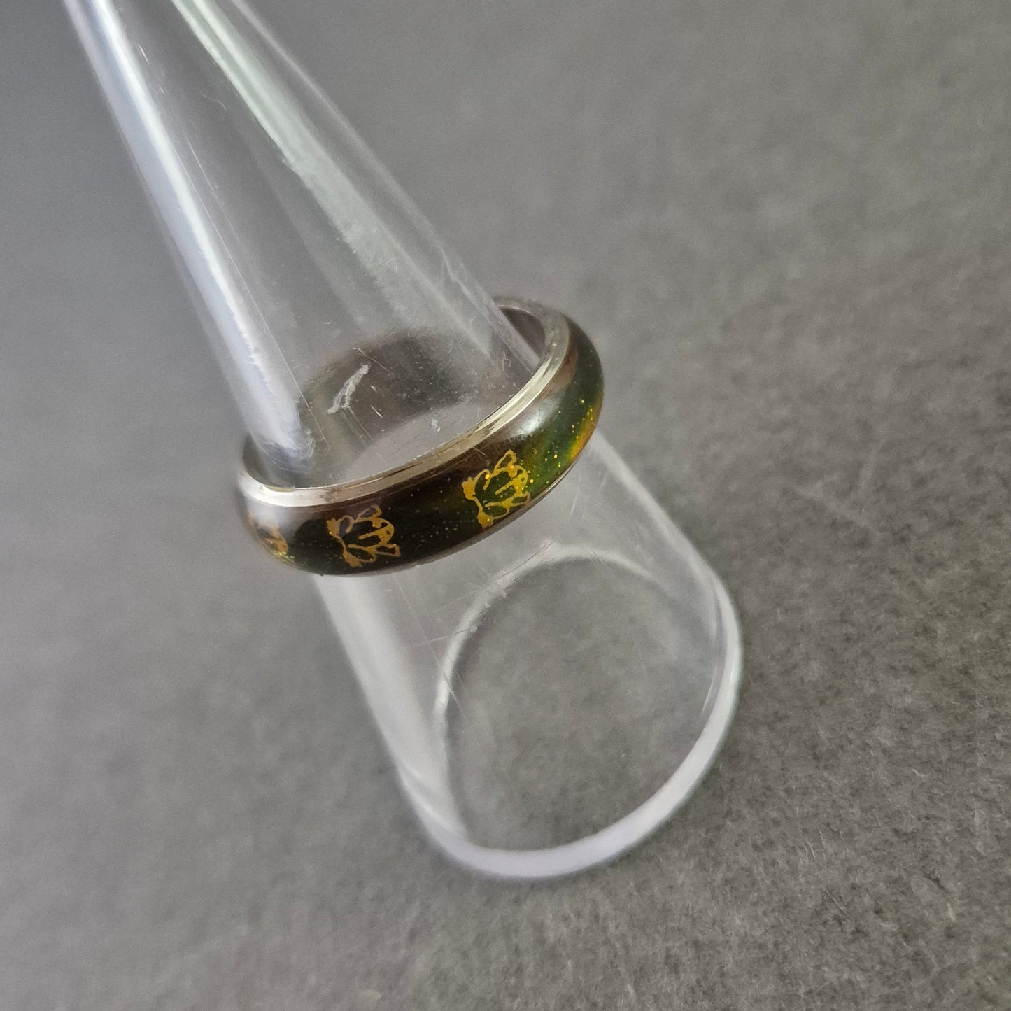 Besonderer Edelstahl Damen Ring – Schwarze Emaille mit goldener Verzierung