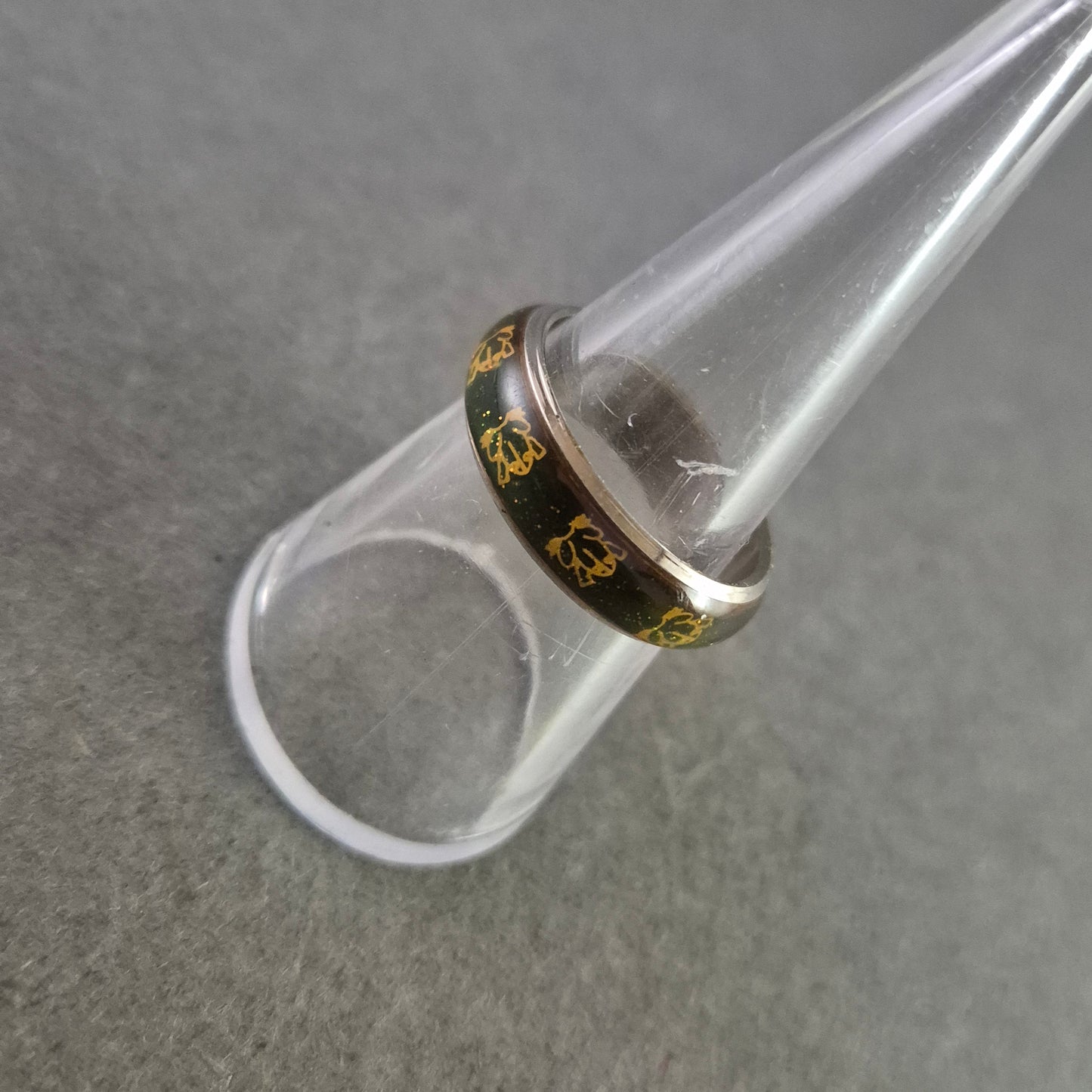 Besonderer Edelstahl Damen Ring – Schwarze Emaille mit goldener Verzierung