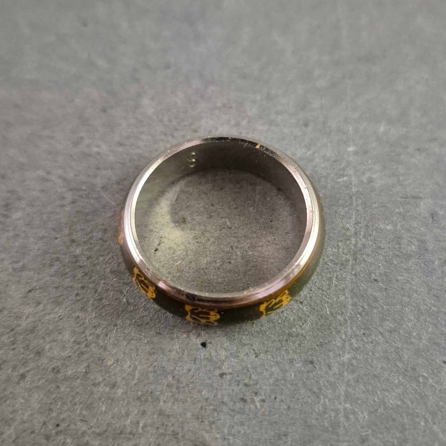 Besonderer Edelstahl Damen Ring – Schwarze Emaille mit goldener Verzierung