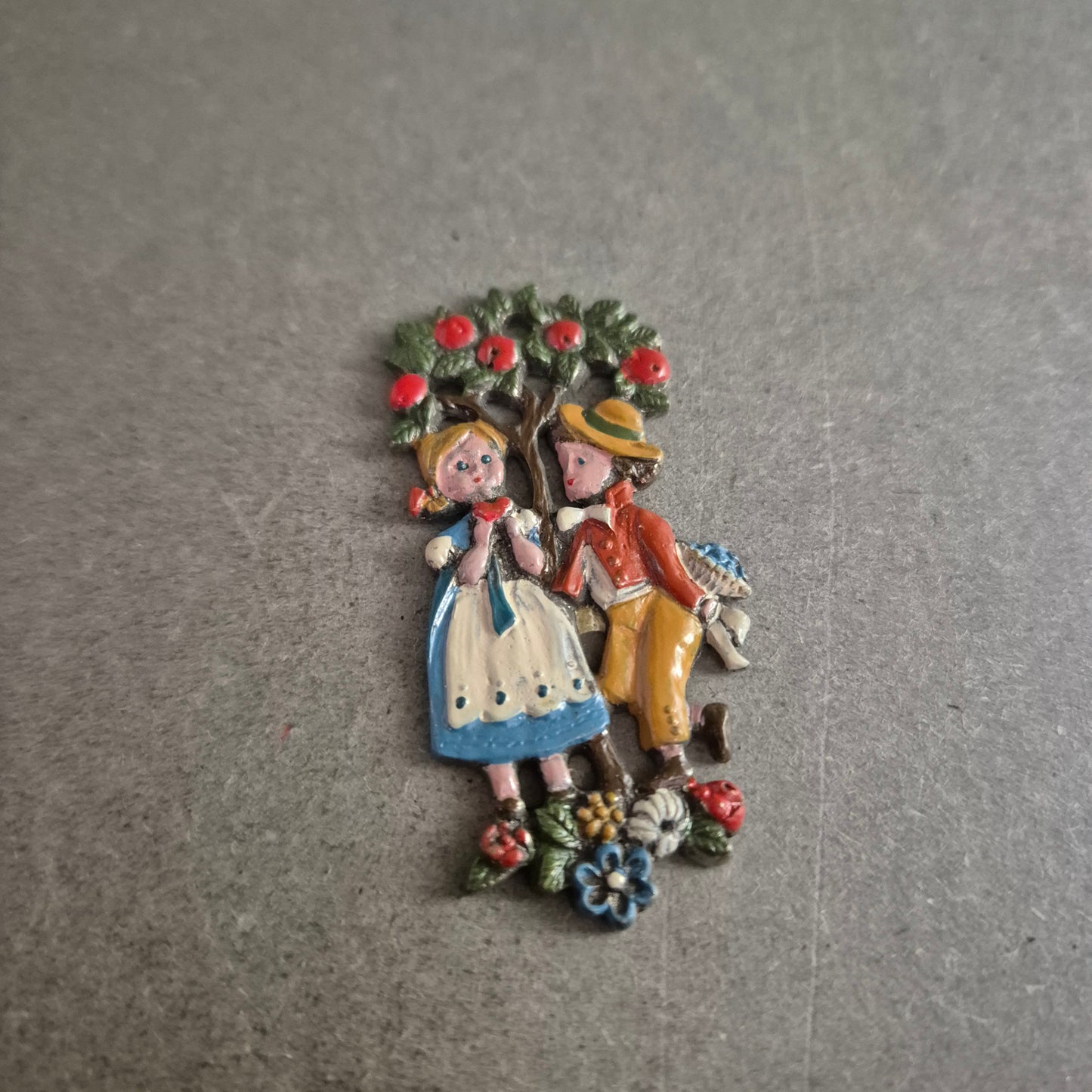 Bunte Vintage Brosche – Ländliches Liebespaar unter Apfelbaum