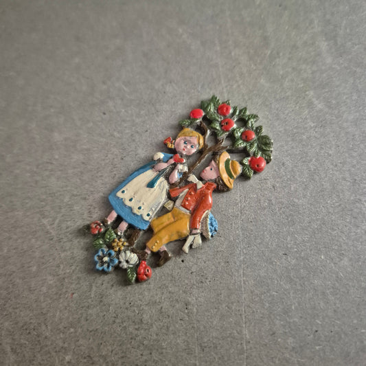 Bunte Vintage Brosche – Ländliches Liebespaar unter Apfelbaum