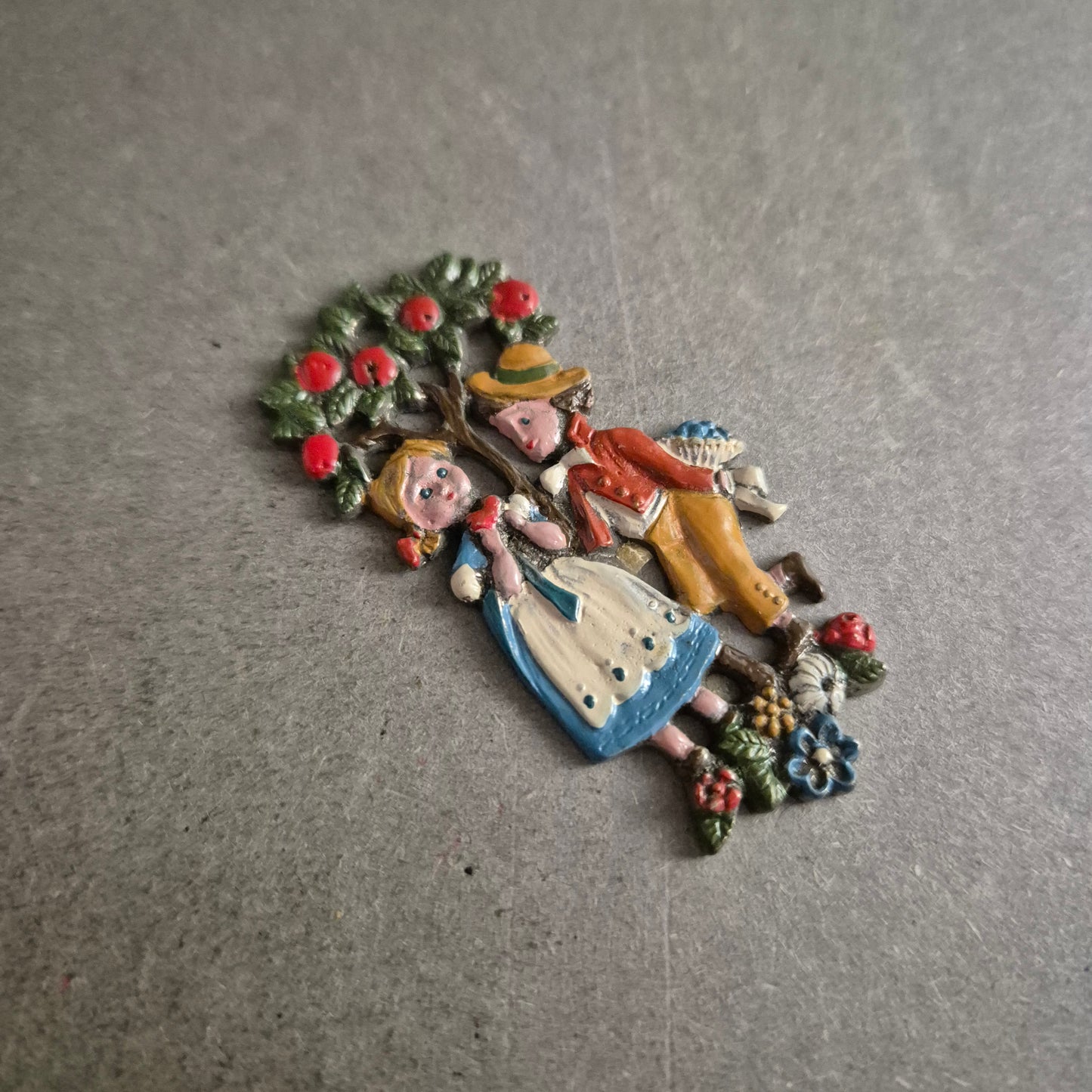 Bunte Vintage Brosche – Ländliches Liebespaar unter Apfelbaum