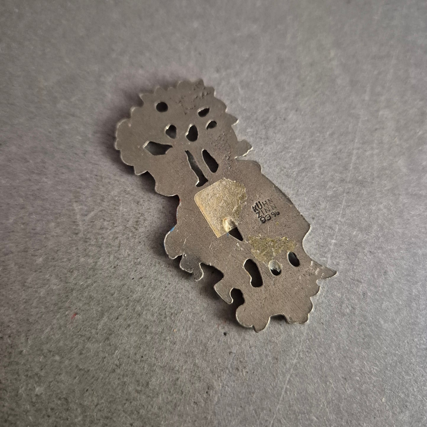 Bunte Vintage Brosche – Ländliches Liebespaar unter Apfelbaum